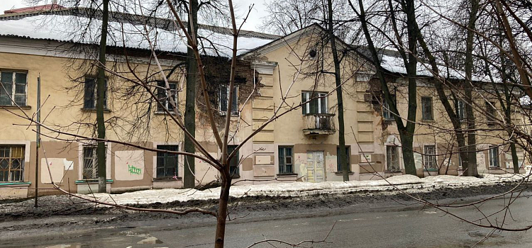 «Эти глыбы могли упасть на детей!»: в Ярославле обрушился фасад аварийного дома_268079