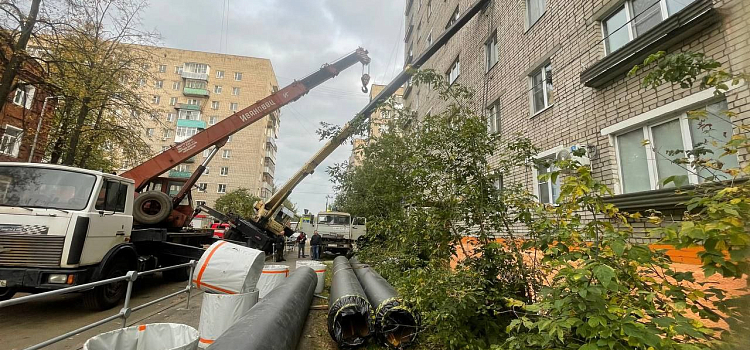 Влетел в окно: в Рыбинске автокран упал на дом_253109