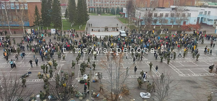 Тревожный и трогательный момент: в Ярославле начались отправки мобилизованных_224455