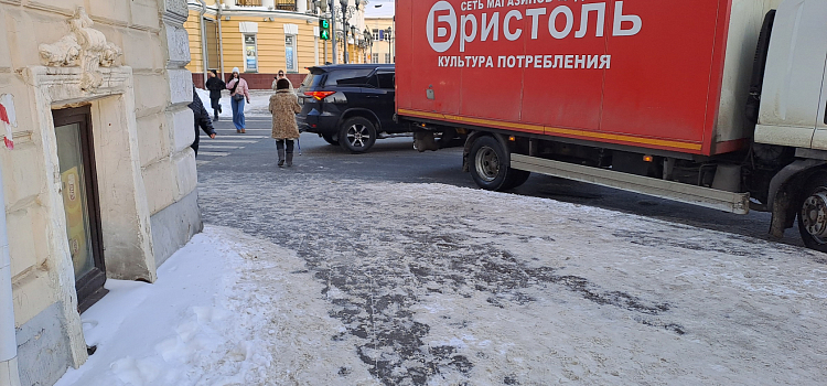 Ярославцы пожаловались на «смертоубийственные» тротуары с крупноформатной плиткой_265299
