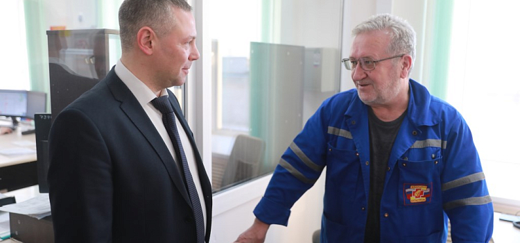 Михаил Евраев: больницы Ярославской области получили 14 новых машин скорой помощи_227425