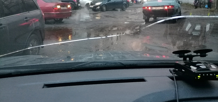 «Везде лужи, ямы, грязь»: жители Дзержинского района пожаловались на состояние дороги у школы_225356