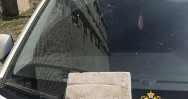 В Ярославской области рыбинец разбил кирпичом стекло автомобиля соседки