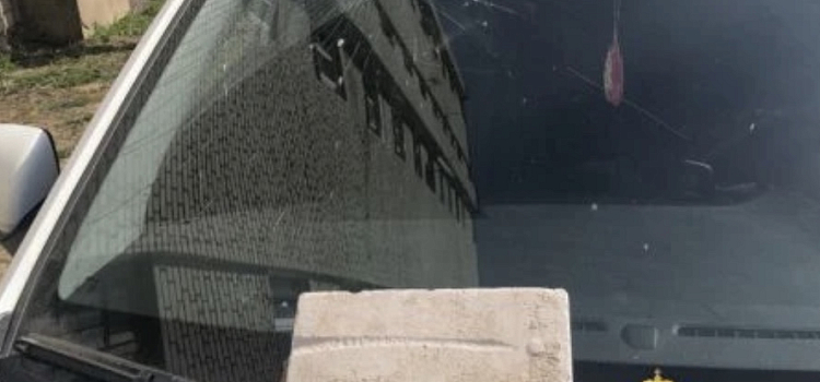 В Ярославской области рыбинец разбил кирпичом стекло автомобиля соседки