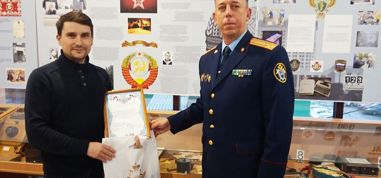 Мужчина, спасший детей в парке Судостроителей, получил благодарность от следственного комитета