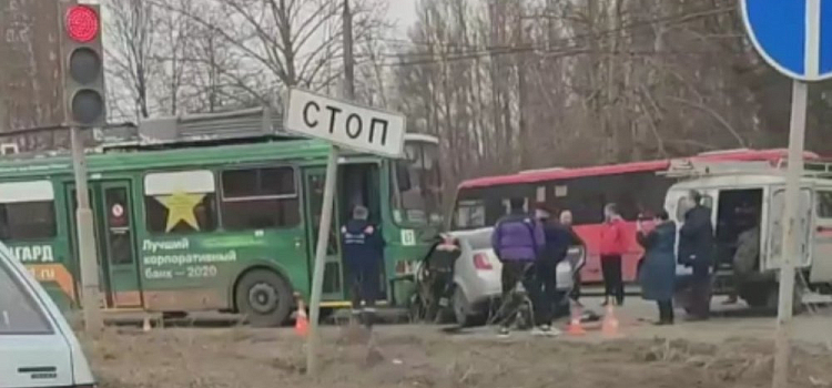 Смято водительское место: ДТП с троллейбусом в Брагино