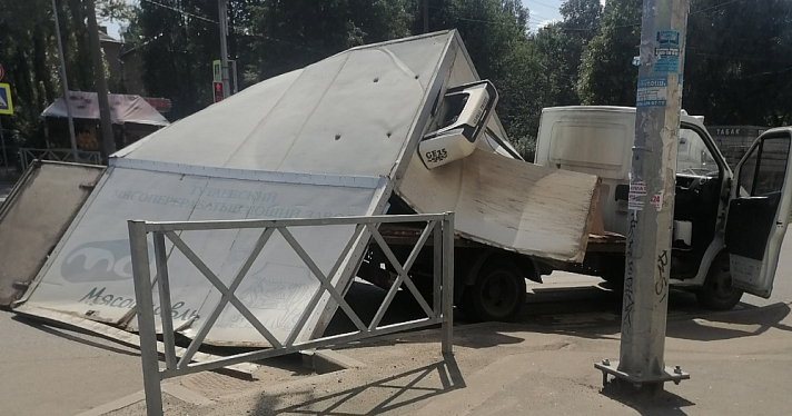 Сложился словно карточный домик: в Ярославле фургон снес бетонный столб