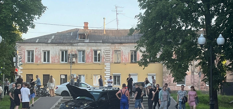 В Рыбинске легковушка после столкновения вылетела на пешеходную зону набережной_243433