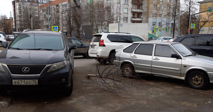 Ярославцы пожаловались на автомобили, припаркованные на тротуарах в центре города