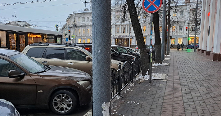 Столбы в клеточку: в Ярославле борются с рекламой на столбах и дорожных знаках, но этот метод плох_228624