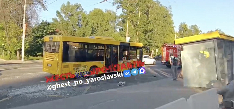 В Ярославле в результате ДТП иномарку отбросило в остановку _317275