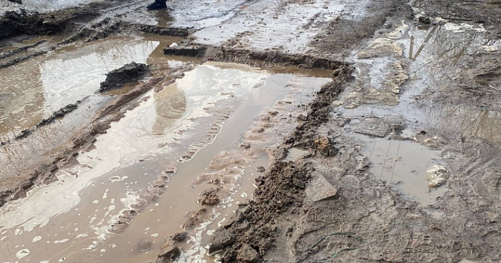 Словно в далёкой глубинке: в Ярославле жители новостройки жалуются на непролазную грязь