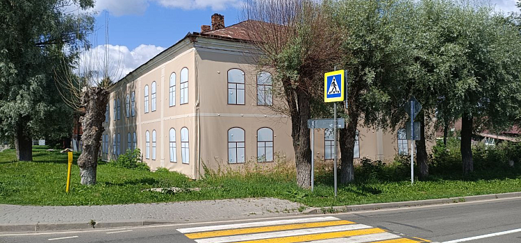 Историческую гостиницу XIX века в Тутаеве выставили на торги за 1 рубль_322095