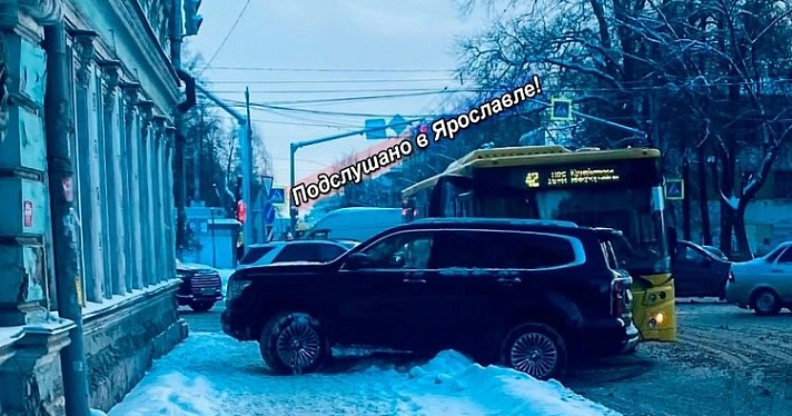 В Ярославле на перекрёстке произошло ДТП с автобусом