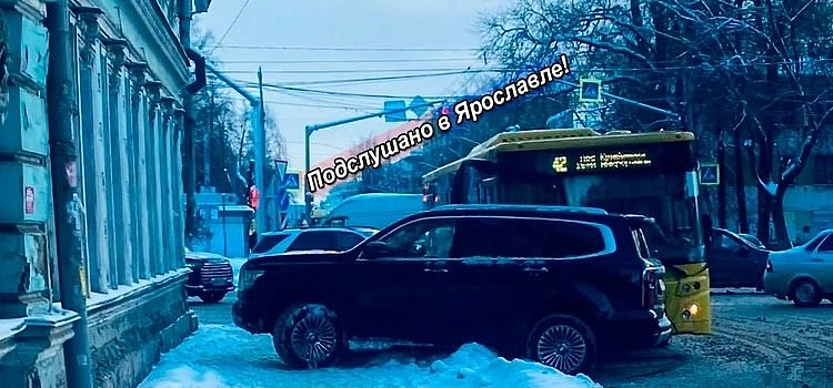 В Ярославле на перекрёстке произошло ДТП с автобусом