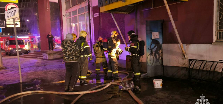 В Ярославле из-за пожара в магазине велосипедов эвакуировали гостиницу_290737