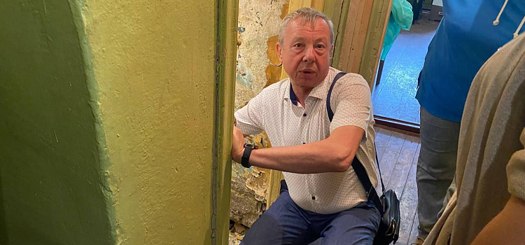 В Ярославле в коммуналке обрушился пол_275479