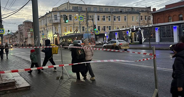 В центре Ярославля перегородили тротуар из-за опасного фасада