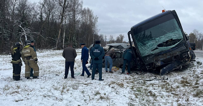 В Ярославской области перевозивший детей автобус попал в смертельное ДТП_255710