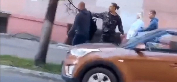 Приставал и пинал прохожих: в Ярославле ищут хулигана в камуфляжном костюме_244025