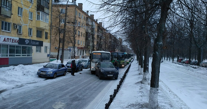 Фото дня. Из-за гололеда на проспекте Ленина маршрутка ткнулась в «Мазду» и спровоцировала пробку из автобусов_156543