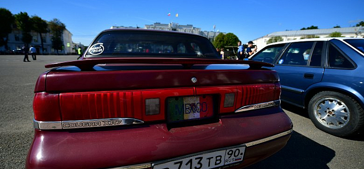 На Советской площади стартовало ралли классических автомобилей_165544