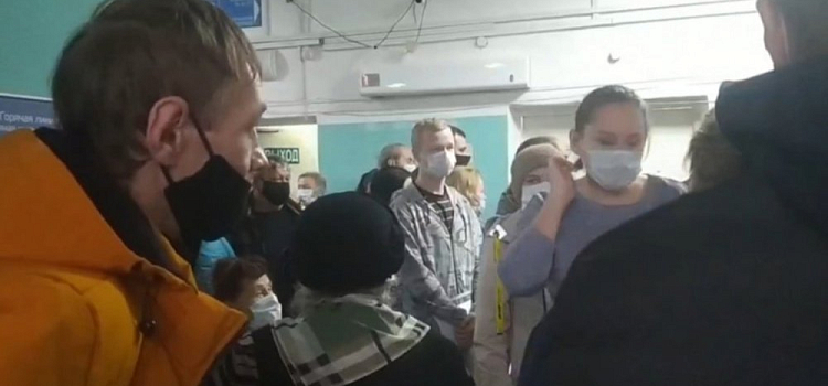В ярославской поликлинике здоровые и больные ковидом пациенты стоят в одной очереди