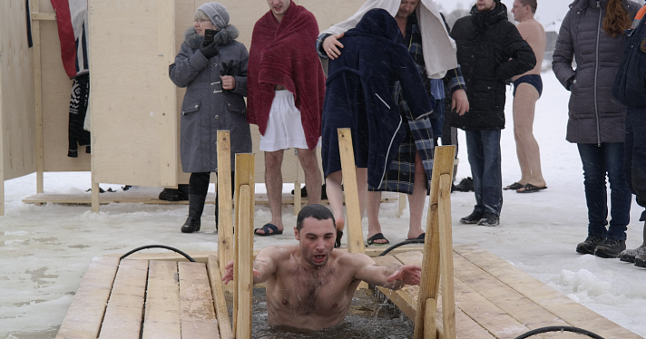 Ярославцы приняли участие в крещенских купаниях (видео)_49464