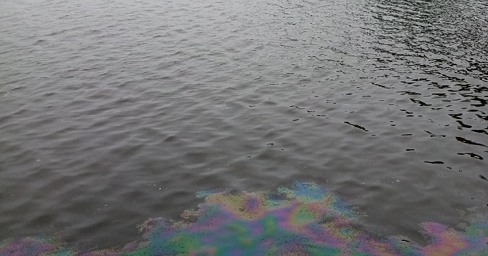 В Ярославле у берегов Волги появилось нефтяное пятно_221855