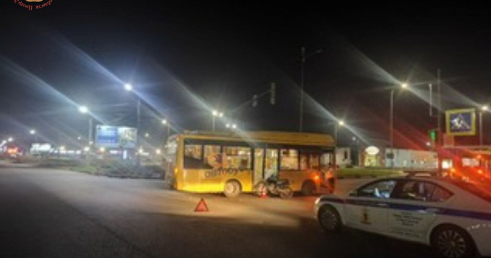 Несовершеннолетний мотоциклист врезался в автобус в Ярославле