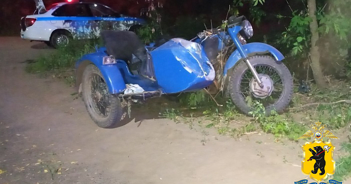 Пострадали двое: под Ярославлем юный мотоциклист врезался в дерево
