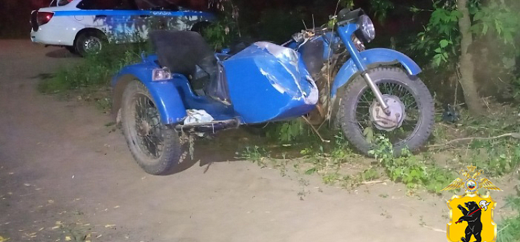 Пострадали двое: под Ярославлем юный мотоциклист врезался в дерево