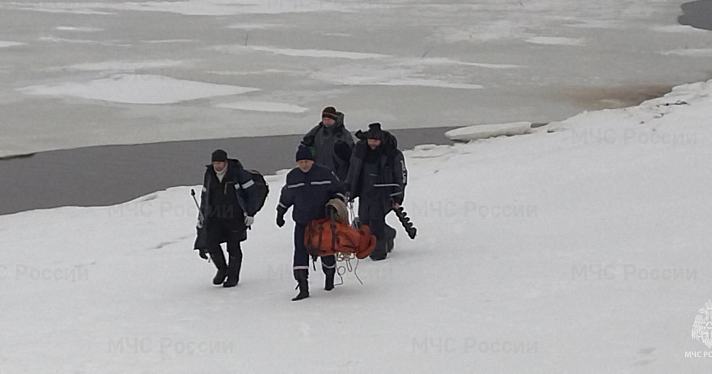 В Рыбинске спасли пятерых рыбаков, уплывших на льдине_231862