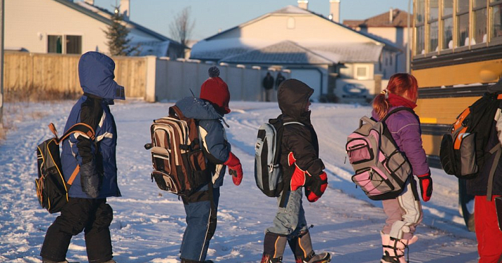 Дети мерзнут на улице: ярославцев не впускают в школу в мороз