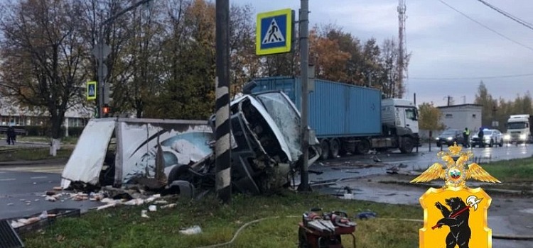 В Ярославской области около ж/д вокзала в ДТП погиб водитель