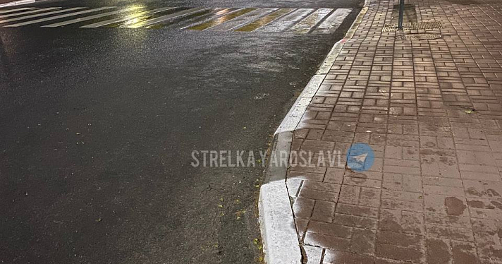 «Это какой-то вандализм!»: ярославцы возмущены покраской бордюров в центре города_240776