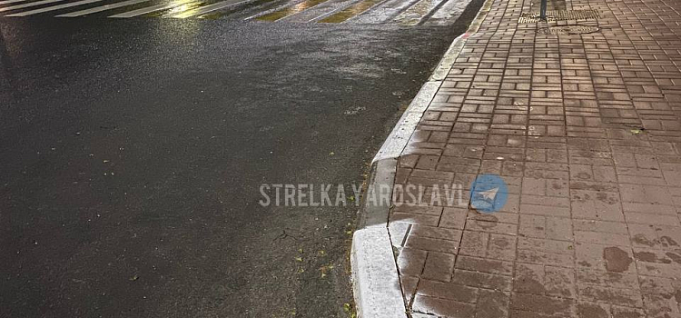 «Это какой-то вандализм!»: ярославцы возмущены покраской бордюров в центре города_240776