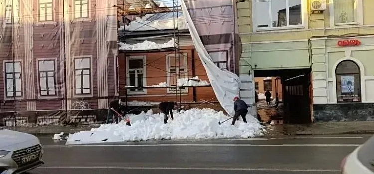 В центре Ярославля с крыши здания на девушку сошла снежная лавина_312859