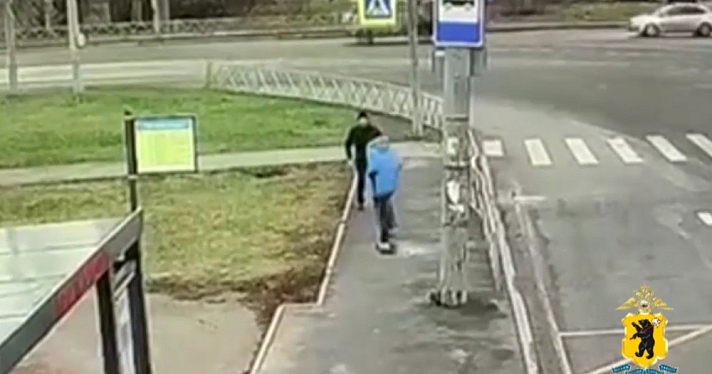 Ограбил дедушку и разделся: по Ярославлю бегал голый молодой человек с тростью в руках