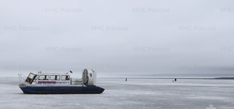 Трое рыбаков на снегоходе провалились в полынью на Рыбинском водохранилище