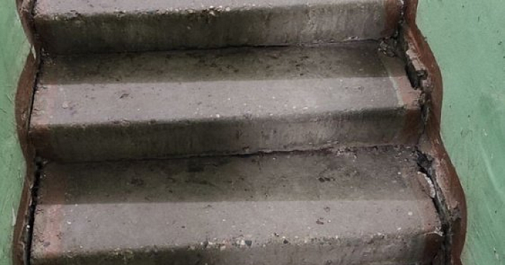 Фото дня. В подъезде на Московском проспекте провалилась лестница
