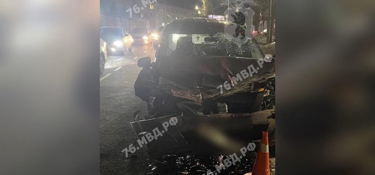 В Ярославле легковушка врезалась в автобус: есть пострадавшие
