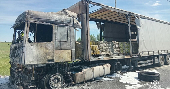 В Ярославском округе на трассе полыхал грузовик со стройматериалами