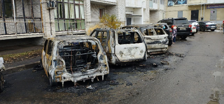 Расплавились даже балконы: в брагинском дворе в Ярославле сгорели пять автомобилей