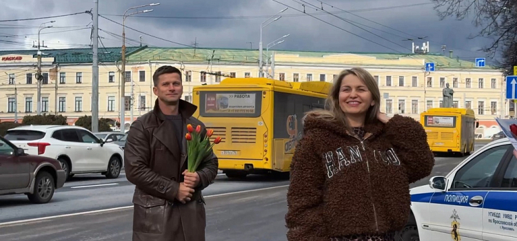 В центре Ярославля дам с 8 марта поздравлял известный российский актёр