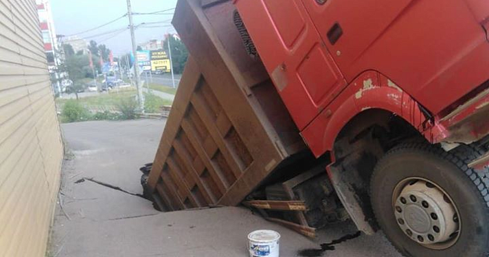 В Ярославле грузовик провалился под землю: фото_165507