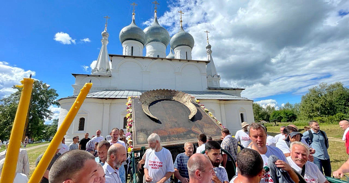 В Ярославской области более трех тысяч верующих прошли около 14 километров с огромной иконой на руках_216708