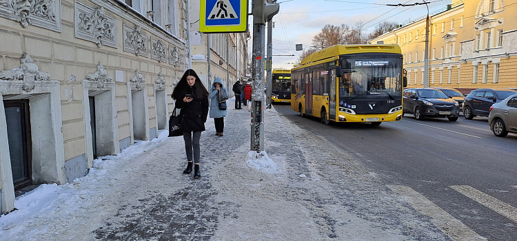 Ярославцы пожаловались на «смертоубийственные» тротуары с крупноформатной плиткой_265287