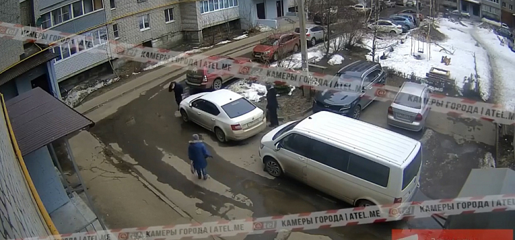 В Ярославской области неизвестный напал на мужчин, внезапно ударив одного из них по голове бутылкой