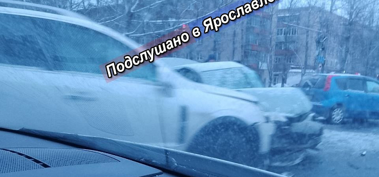 В Ярославле в тройном ДТП погиб молодой мужчина_290225